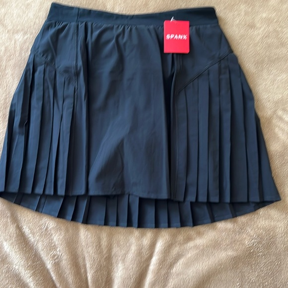 NWT Spanx Small The Get Moving Pleated Skort, black, built in shorts with pocket - Picture 1 of 6